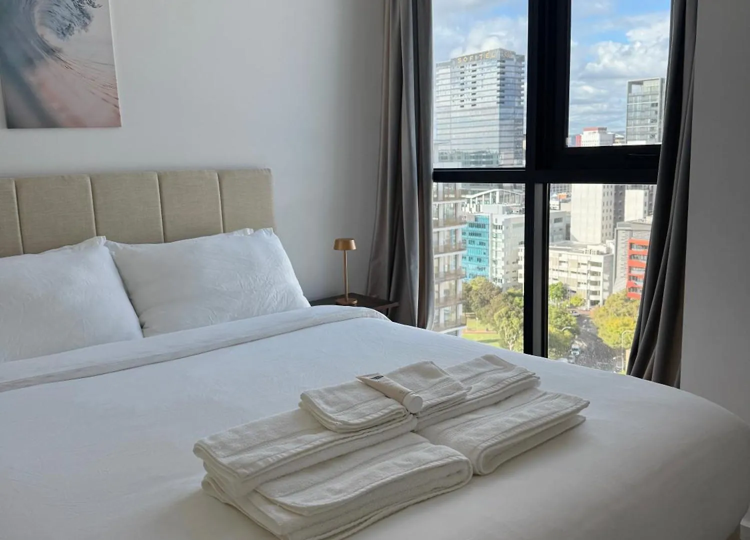 Urban Luxe Escape - Pool, Gym & Sauna - City Views Adelaide Apartment