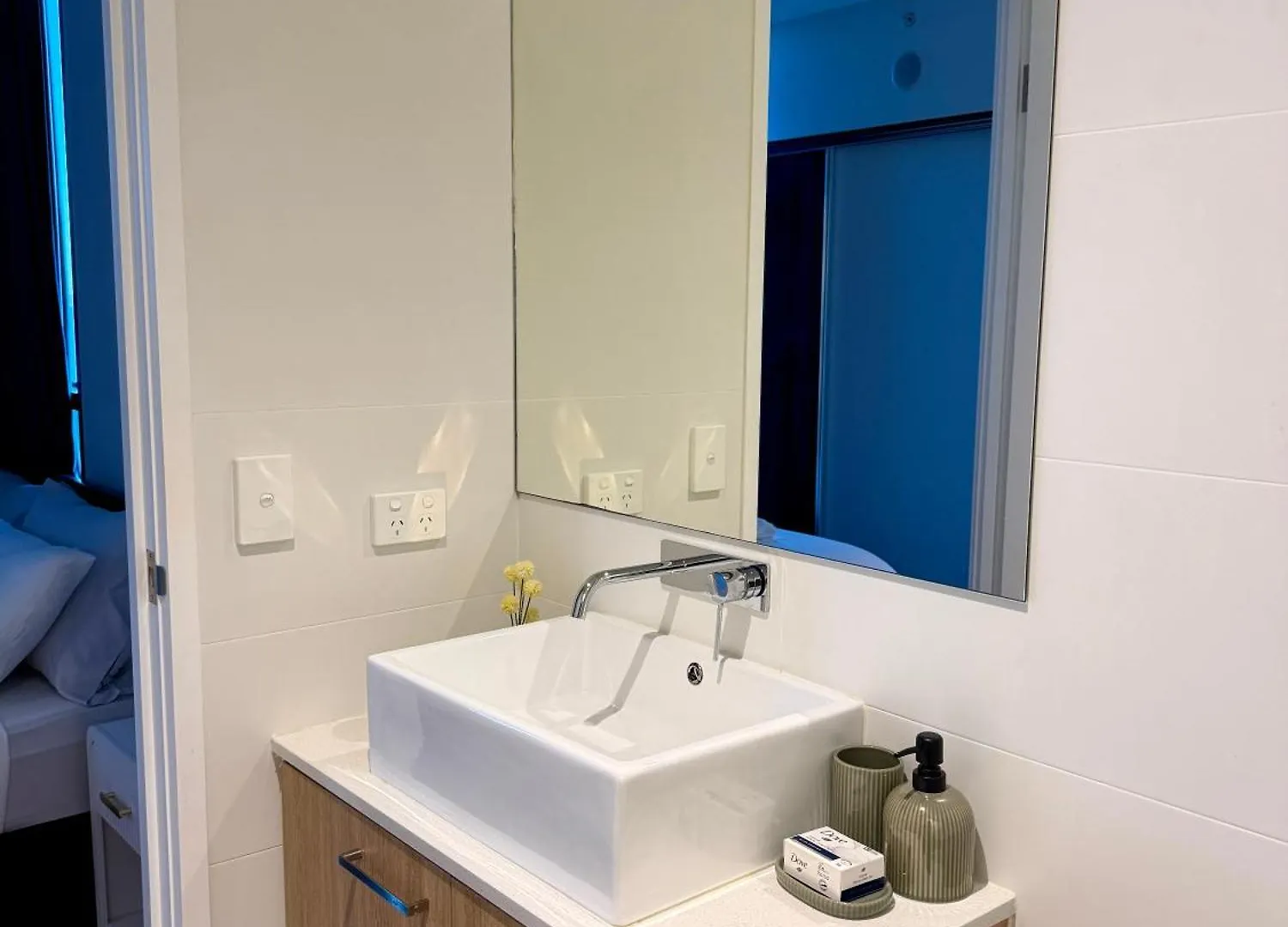 Urban Luxe Escape - Pool, Gym & Sauna - City Views Adelaide