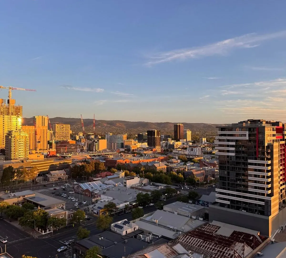 Urban Luxe Escape - Pool, Gym & Sauna - City Views Adelaide Apartment