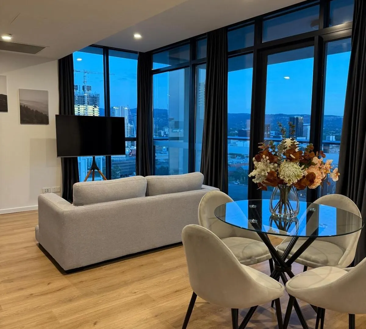 Urban Luxe Escape - Pool, Gym & Sauna - City Views Adelaide